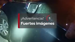 Un agente de policía rescata a una mujer de un coche en llamas