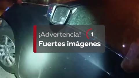 Un agente de policía rescata a una mujer de un coche en llamas