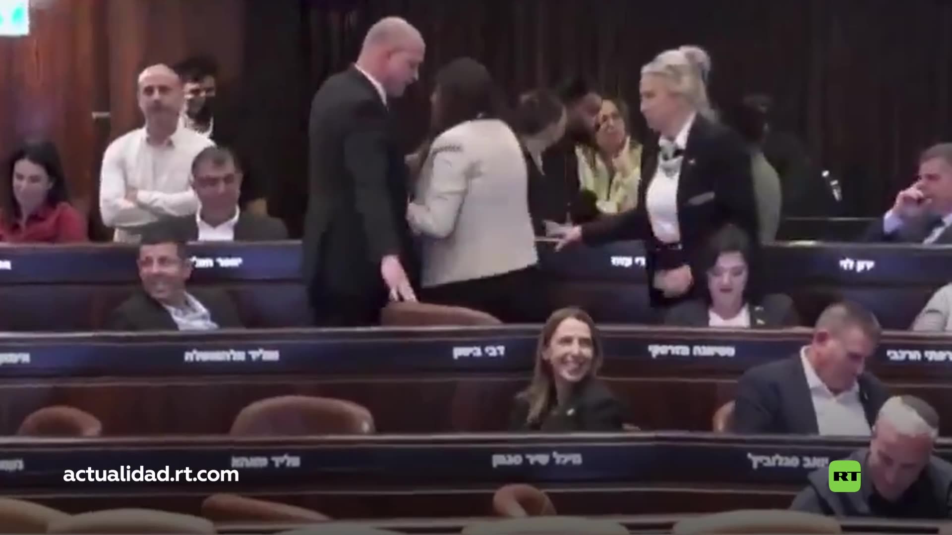 Abuchean y dan la espalda a Netanyahu mientras pronuncia un discurso en el parlamento israelí