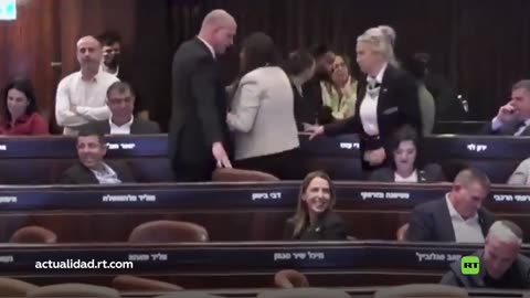 Abuchean y dan la espalda a Netanyahu mientras pronuncia un discurso en el parlamento israelí
