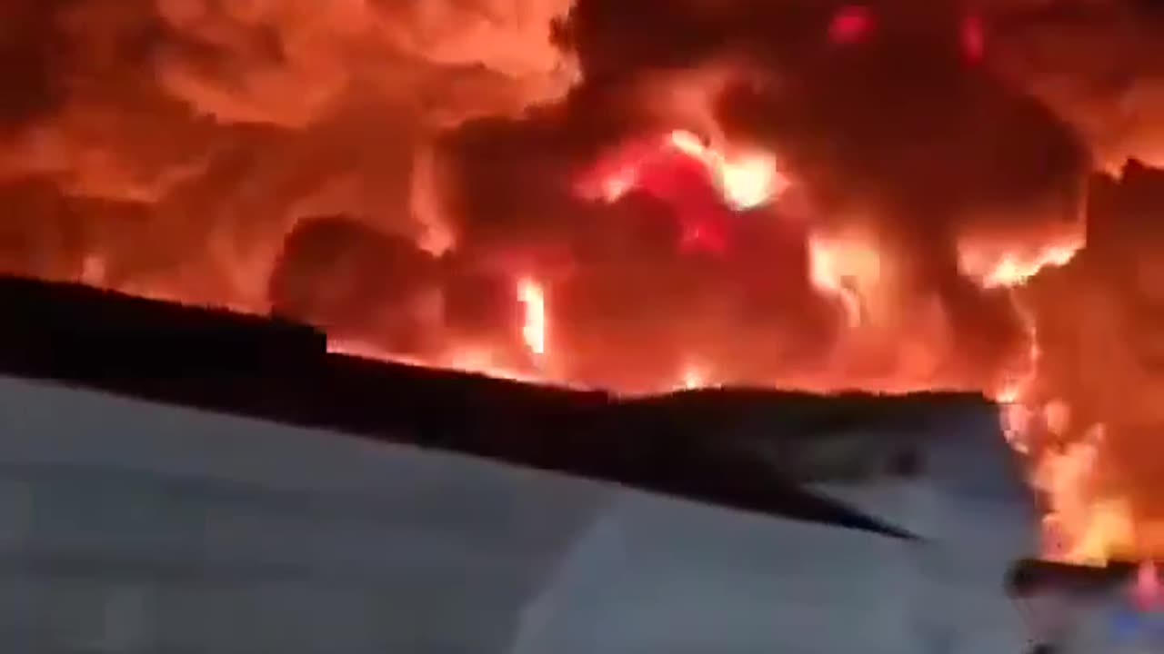 🇾🇪 Massive fire now raging at Hodeidah Port in Yemen following Israeli strike.