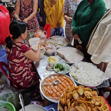 Vietnamese street food (part 18) - The snack stall in Saigon is extremely crowded.
