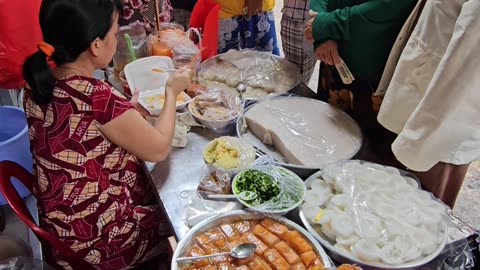 Vietnamese street food (part 18) - The snack stall in Saigon is extremely crowded.