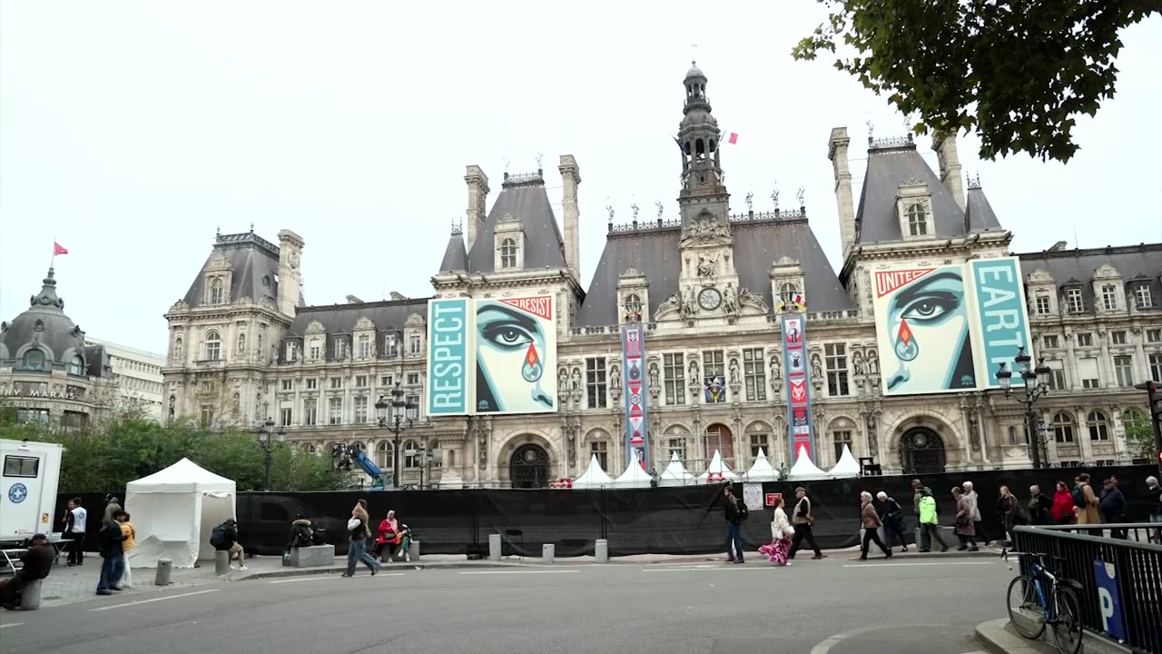 Activists, Paris lawmakers unfurl Palestinian flag at city hall