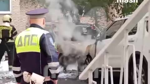 🚗💥 A car carrying an 80-year-old veteran of the USSR KGB caught fire in central Moscow.