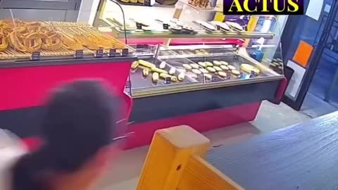 🇫🇷😡 French bakery owner fights off an attacker armed with a rifle, and survives against all odds.