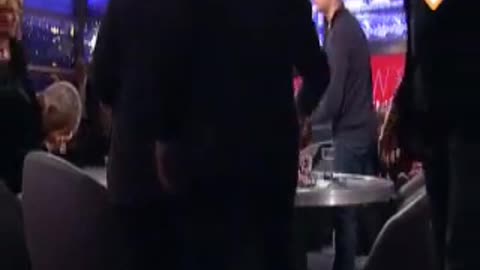 Joran gooit wijn in Peter r de vries z’n ogen
