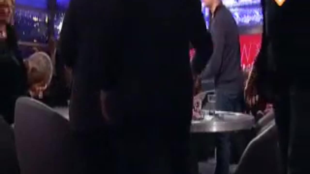 Joran gooit wijn in Peter r de vries z’n ogen