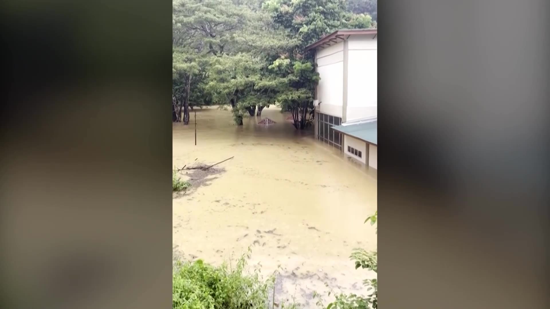 Torrential rain floods streets, buildings in Malaysia