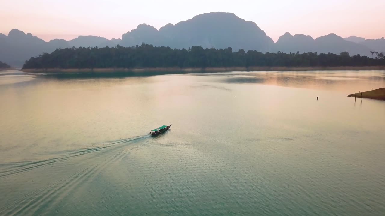 Waves of the sea arriving at a beach