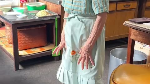 101-Year-Old Ramen Chef Shocks Japan with Her Legendary Noodles 🍜🇯🇵
