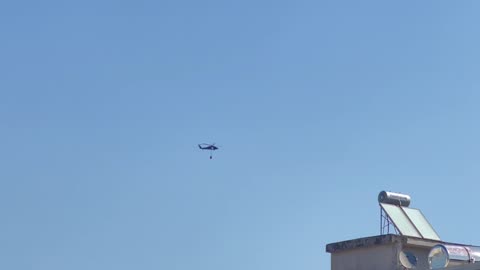 VIDEO/ Zjarri në Sojnik del jashtë kontrollit, angazhohen helikopterë për ndërhyrje nga ajri