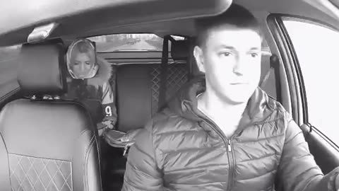 E tmerrshme në Rusi, gruaja nxjerr hanxharin ndaj taksistit vetëm sepse nuk i pëlqeu muzika