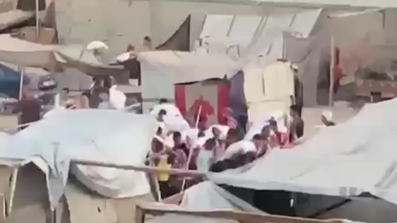 A convoy of UN humanitarian aid trucks was reportedly looted by a crowd in Khan Yunis