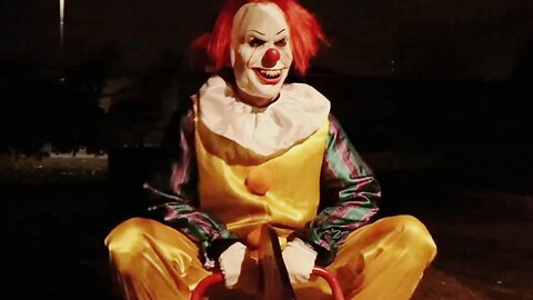 Hallowe'en creepy clown pranks 🤡