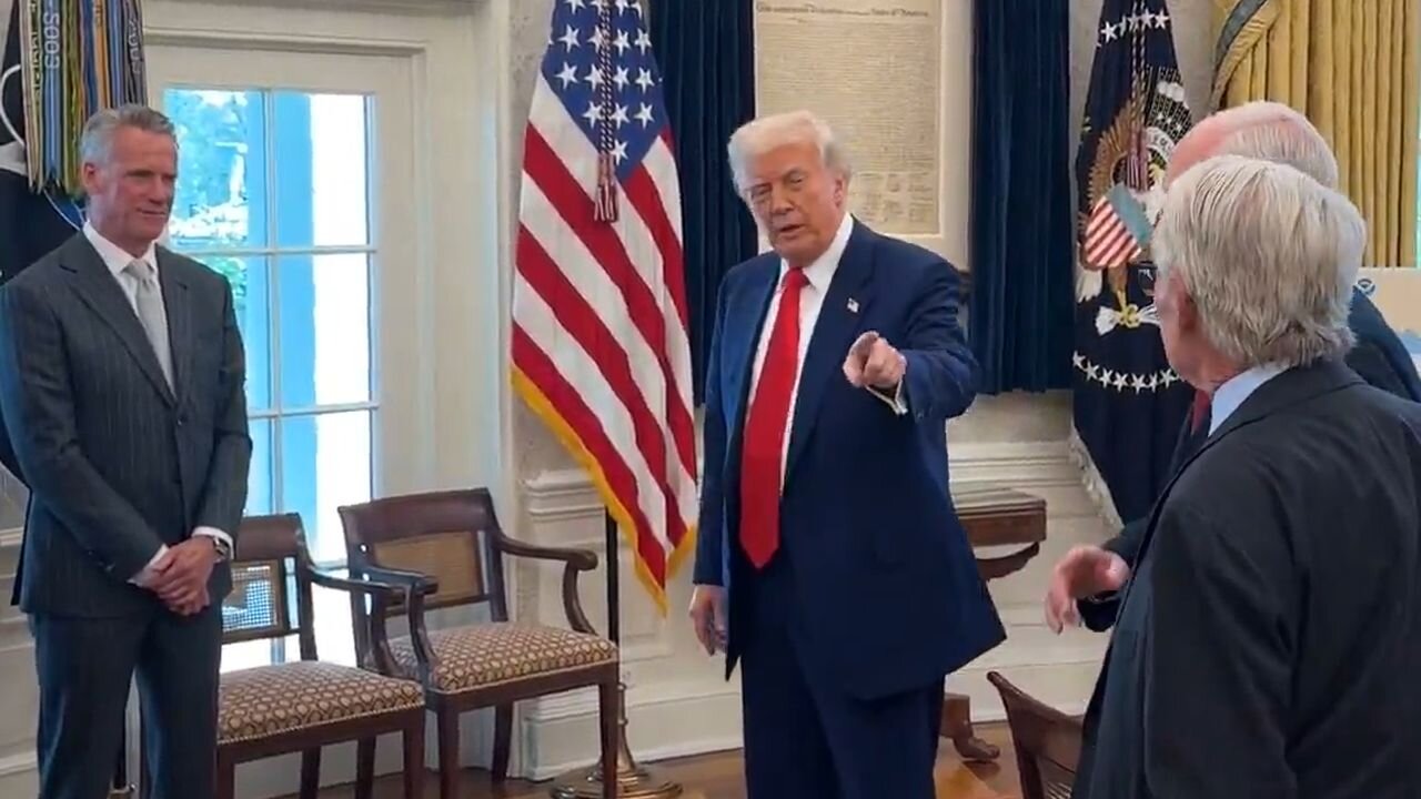 Donald Trump se chlubí, že Charles Schwab díky 90-denní pauze na cla vydělal na burze 2,5 mld. USD!