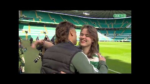 Ellie Dixon performs 'Jota on the Wing' at a packed Paradise!