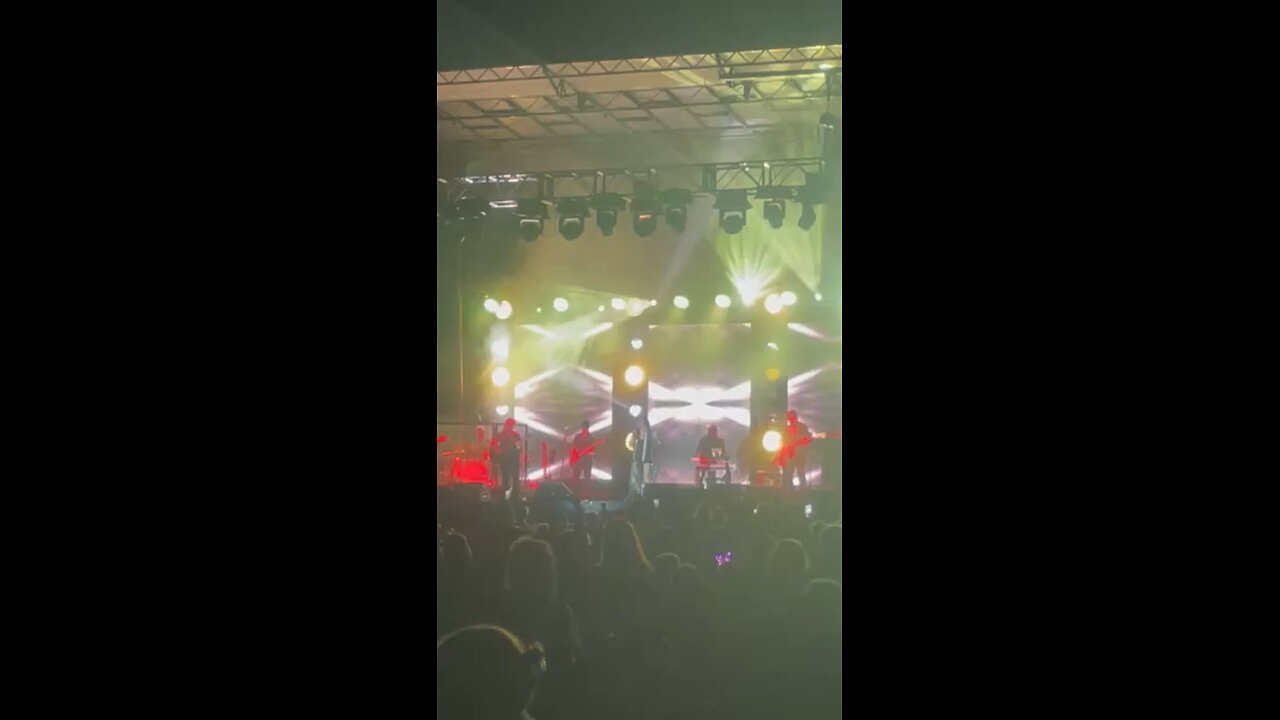 Martina McBride singing HIT ME WITH YOUR BEST SHOT