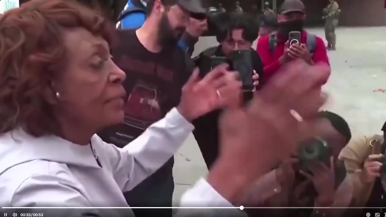 Dân biểu đảng Dân chủ Maxine Waters bị camera bắt gặp quấy rối Vệ binh Quốc gia...