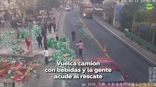 Vuelca un camión con bebidas en China y la gente se apresura a ayudar a recoger todo