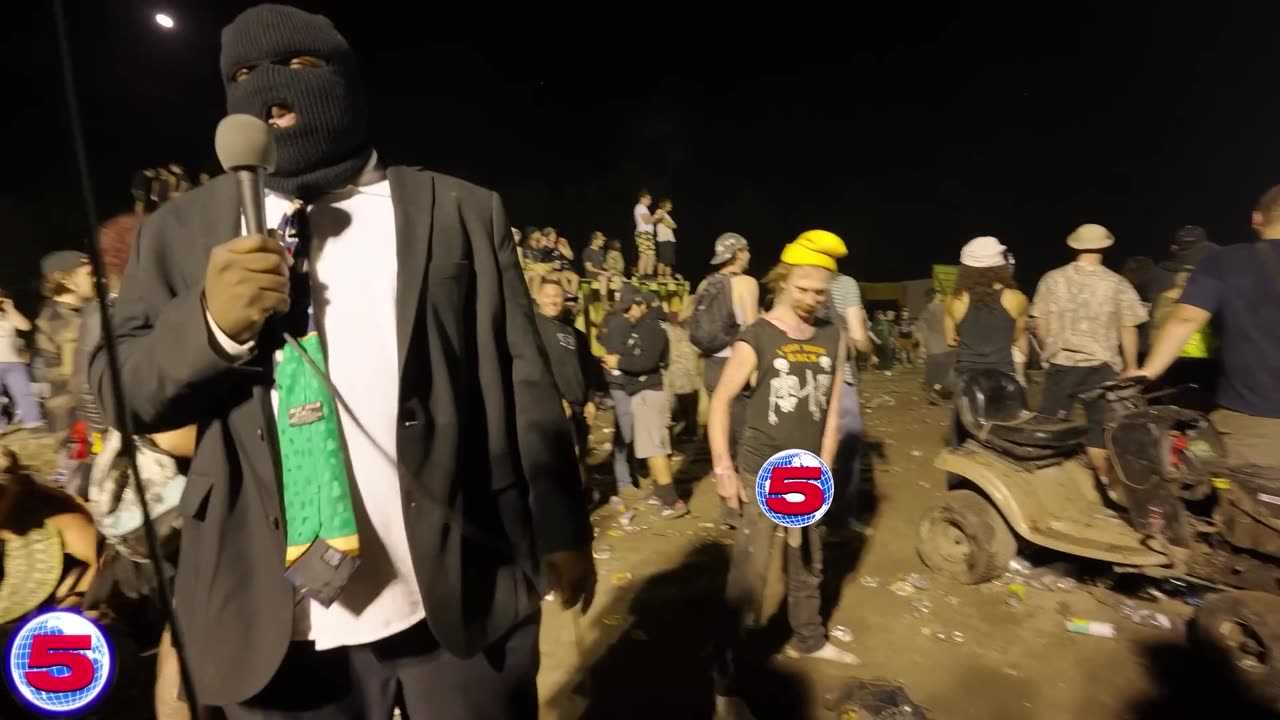 Man Takes Longest P*ss Ever at Swampfest