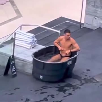 FANS INTERRUPT CRISTIANO DURING HIS RECOVERY!🧊🥶