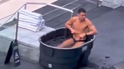 FANS INTERRUPT CRISTIANO DURING HIS RECOVERY!🧊🥶