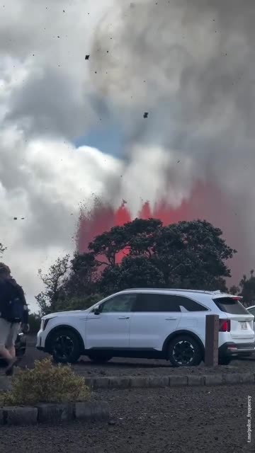 Happening right now in Hawaii. This is absolutely insane 🌋🤯