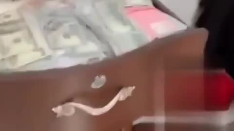 Podobno w domu prominentnego ukraińskiego polityka znaleziono 5 000 000 dolarów w gotówce.