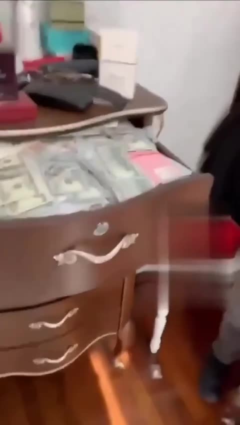 Podobno w domu prominentnego ukraińskiego polityka znaleziono 5 000 000 dolarów w gotówce.