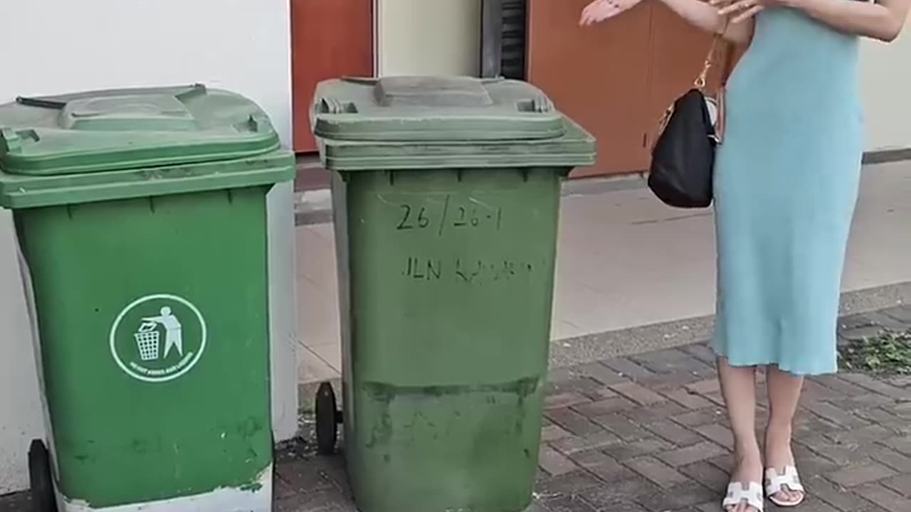 Finding a trash bin in Japan vs Malaysia 🇯🇵🇲🇾