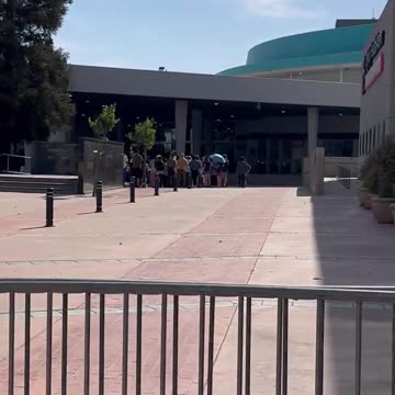 Busses dropping of AOC & Bernie supporters… 👀