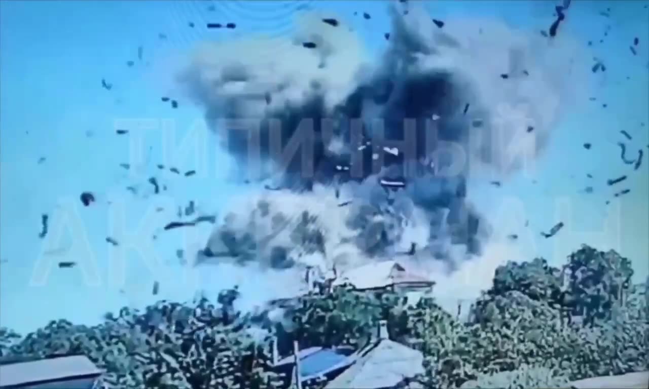 🤬 The video captured the moment an Iskander ballistic missile hit a school building in the Odesa