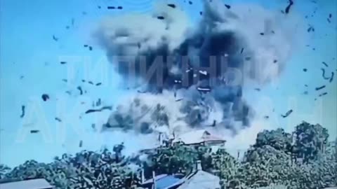 🤬 The video captured the moment an Iskander ballistic missile hit a school building in the Odesa