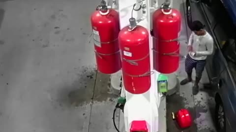 Un pyromane met le feu à une station-service