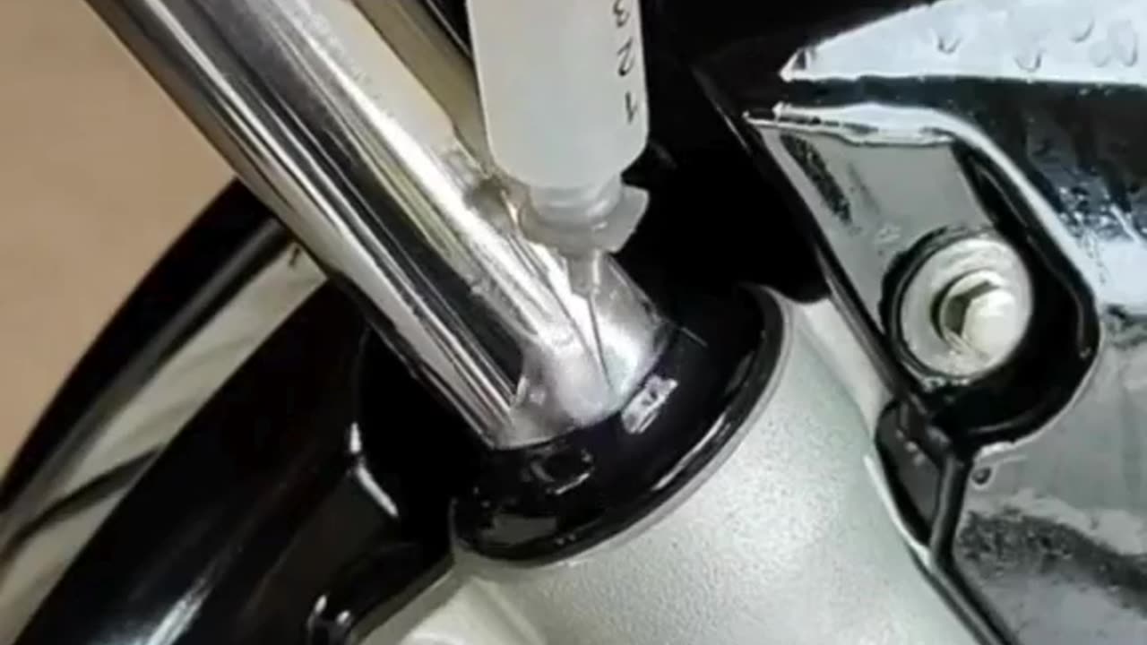 DIY oil service for your 2-wheeler’s shock absorber! 🛵✨ Get it done right with these simple tips!