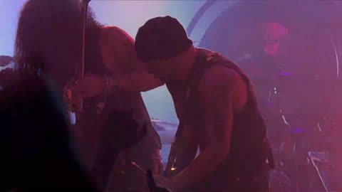 Crackerman (Stone Temple Pilots cover) - Velvet Revolver (live)