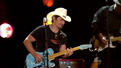 Beat This Summer - Brad Paisley (live)