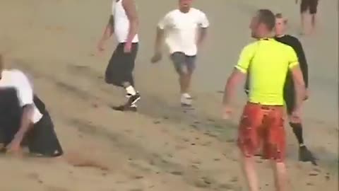 Hilarious Beach Fight Caught on Camera – What Are They Even Fighting For?! 😂🌴