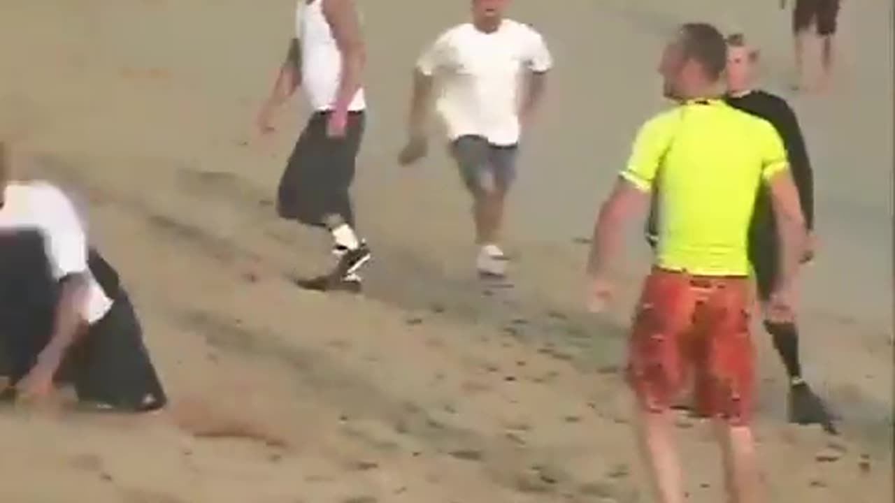 Hilarious Beach Fight Caught on Camera – What Are They Even Fighting For?! 😂🌴
