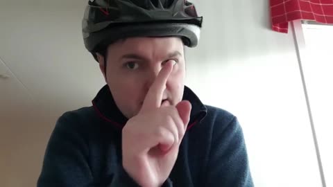 Micke Magmys får ett falskt diplom från YouTube