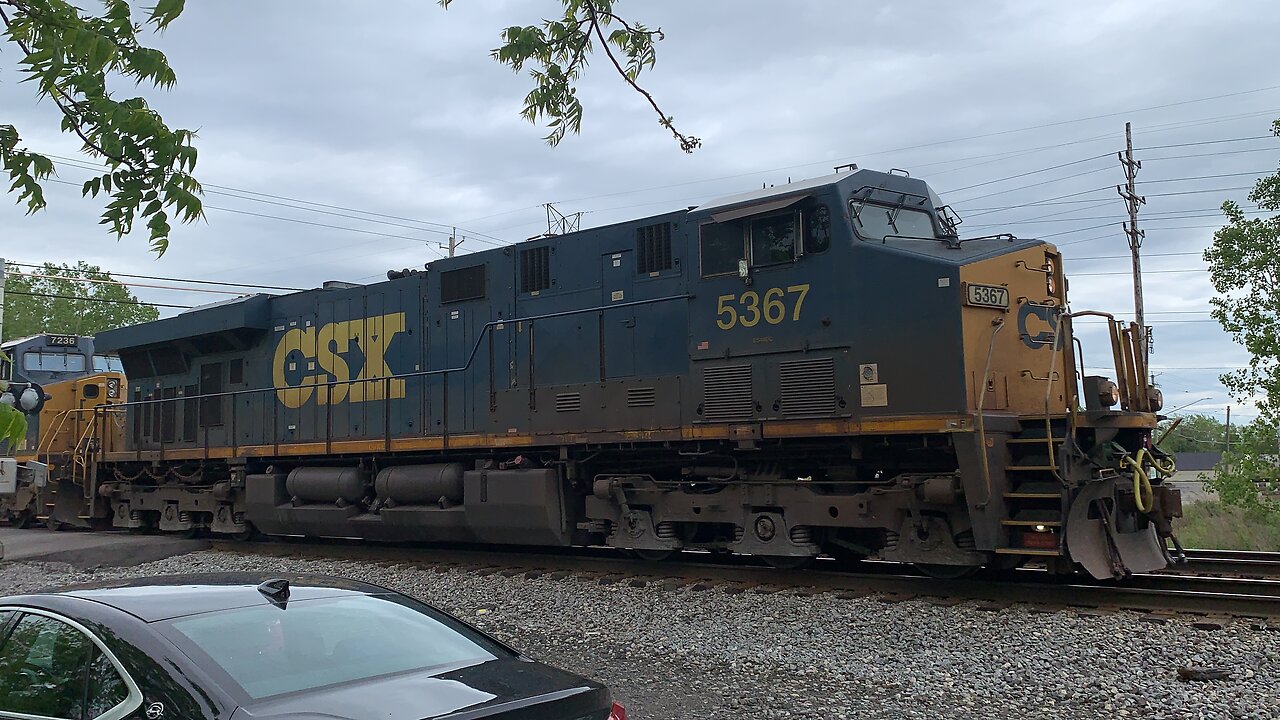 CSX Trains 5367 and 7236 pulling containers