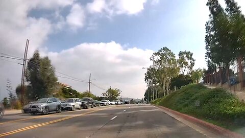 🇺🇸A line of hundreds of cars in Industry, California.