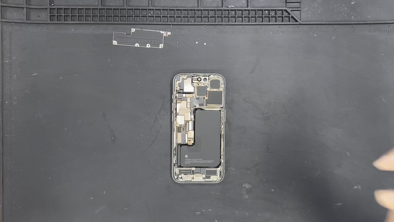 iPhone 15 pro battery removing