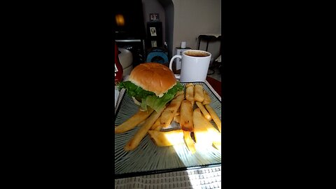 Eating Simple Truth Grass Fed And Finished Ground Beef Patties, Dbn, MI, 5/27/25