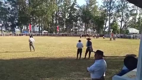 Jineteadas en pelo y basto argentino - "A Poncho y Espuelas" - Ruedo Parque Rivera, Melo 07/12/2025