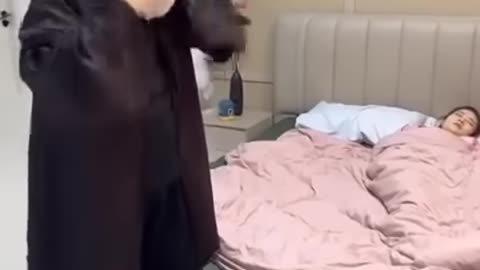 😂 Husband’s Hilarious Prank on Sleeping Wife – You Won’t Stop Laughing!