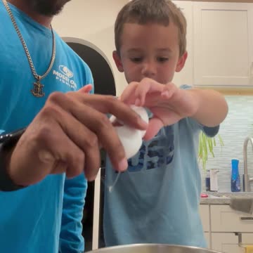 Little Boy Giggles Adorably When Dad Cracks Egg on His Head thumbnail