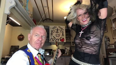 20220807 Toyah And Robert's Sunday Lunch - Crazy Train [HGFHSXyLjgE]