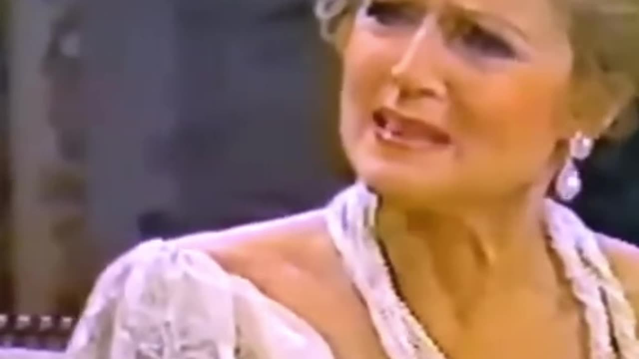 Betty White & Vicki Lawrence blooper "Mamas Family" 1983